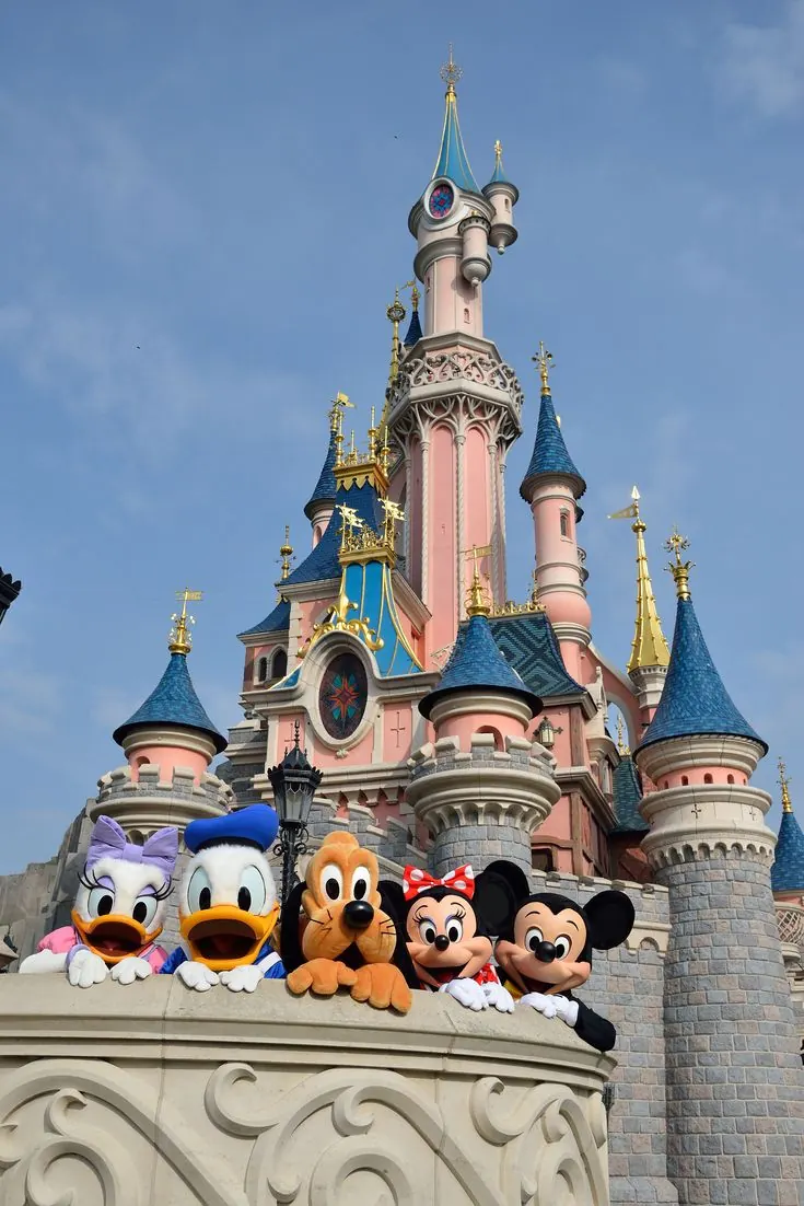 Personajes Disney frente al castillo de Disneyland París